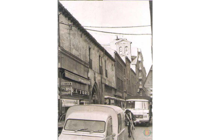 Vista de la calle Teresa Gil con tráfico, sobre los años 70. -ARCHIVO MUNICIPAL DE VALLADOLID