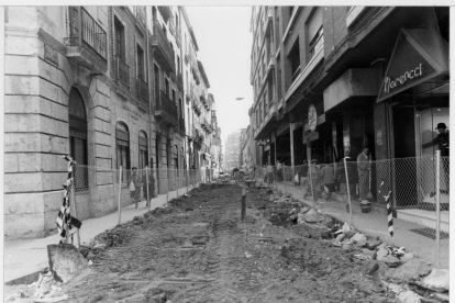 Calle teresa Gil durante obras de asfaltado y peatonalización, 1992. -ARCHIVO MUNICIPAL DE VALLADOLID