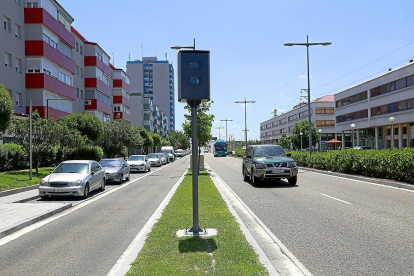 Radar fijo ubicado en la carretera de Madrid que funciona con sistema multicarril.-J.M. LOSTAU