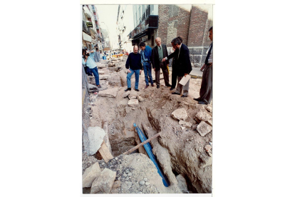 El alcalde de Valladolid, Tomás Rodríguez Bolaños, inspecciona los restos arqueológicos encontrados en la calle Teresa Gil, 1991. -ARCHIVO MUNICIPAL DE VALLADOLID