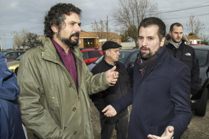El coordinador de IUCyL y procurador, José Sarrión conversa con Luis Tudanca secretario general del PSOE de Castilla y León-ICAL