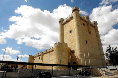 Vista exterior del Castillo de Fuensaldaña, con el lateral de la torre del homenaje en primer término.-PABLO REQUEJO