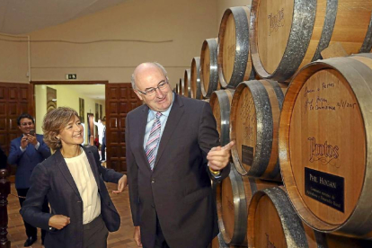 La ministra visitó las Bodegas Protos, en Peñafiel, y allí presentó al comisario europeo el valor que tiene el viñedo en la Comunidad. Tejerina se mostró convencida de que ambos seguirán colaborando «estrechamente» en el futuro para hacer «la mejor políti-Ical