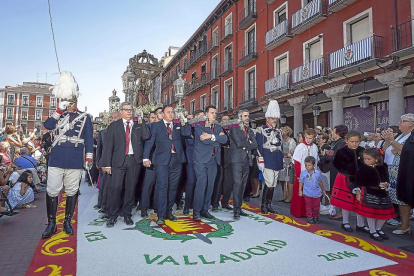 Los costaleros llevan el paso de la Virgen de San Lorenzo a través de la alfombra diseñada con marmolina teñida en honor a la patrona de Valladolid.-M. A. SANTOS