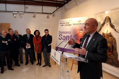 El presidente de la Diputación de Valladolid, Jesús Julio Carnero, presenta la Semana Santa 2015 en la provincia, junto a los alcaldes de las localidades participantes-Ical