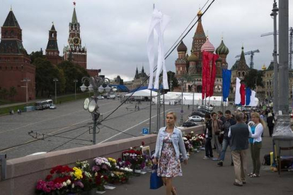 Puente junto al Kremlin donde fue asesinado Borís Nemtsov.-Foto: AP / PAVEL GOLOVKIN