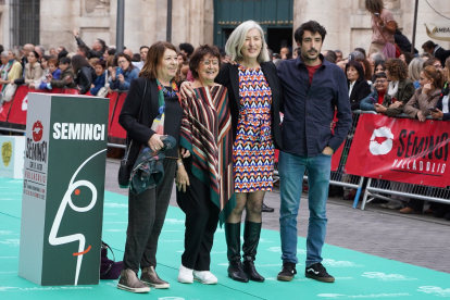 Julieta Serrano, segunda por la izquierda, acompañada en la alfombra verde de la clausura de la 67ª Semana Internacional de Cine de Valladolid. -ICAL