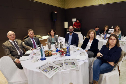 José Modesto Pérez Hernanz (Renfe); Luis Ortiz de Lanzagorta (Presidente de Fundación Schola); Fabiola Moro (Bodegas Emilio Moro); Román Cid de Rivera (Director de Desarrollo Digital de Edigrup); Reyes Ovelleiro; y Noelia Esteban (Asociación Provincial de Empresarios de Hostelería de Valladolid). Club de Prensa El Mundo – Diario de Castilla y León ‘Innovando desde la tradición en las empresas familiares’. -PHOTOGENIC