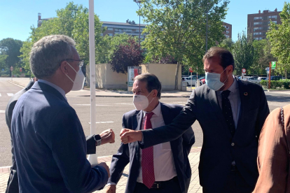 El alcalde de Valladolid (dcha), junto al presidente de la FEMP y alcalde de Vigo, Abel Caballero, saludan al delegado del Gobierno en Castilla y León, Javier Izquierdo (izqda). - EUROPA PRESS