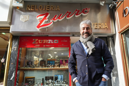 Germán Zurro, de la Joyería Zurro, el comercio más antiguo de la calle Teresa Gil de Valladolid con 88 años de historia. -J.M. LOSTAU