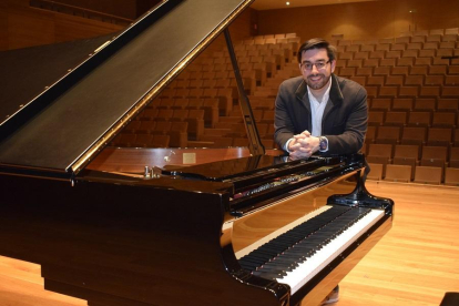 Ernesto Monsalve, tras su piano en el Auditorio Miguel Delibes.-ARGICOMUNICACIÓN
