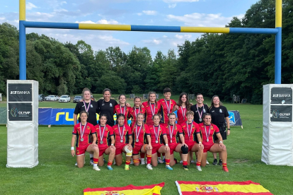 La selección española de Rugby 7 como subcampeona de Europa. / EL MUNDO