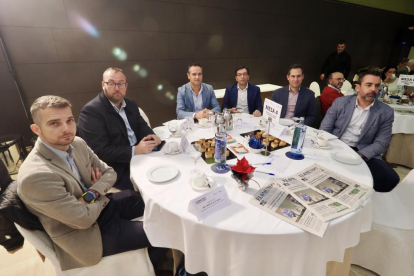 Ricardo H. Álvarez (Responsable de comunicación Aragón y Castilla y León de Mercadona); Julio Casado Labrador (Director Territorial de Mercadona); César López Pérez (Alcalde del Ayuntamiento de Serrada); Prudencio Herrero Acebo (Director Territorial de Aenor CyL): Mario De Fuentes Francos (Portavoz de Vox en la Diputación de Valladolid); y Alejandro Santos Sáez (Director en Castilla y León de APD). Club de Prensa El Mundo – Diario de Castilla y León ‘Innovando desde la tradición en las empresas familiares’. -PHOTOGENIC