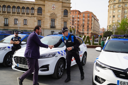 Presentación de los nuevos coches de la Policía de Valladolid. E.M.