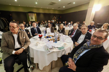 Ignacio Tremiño (Vicepresidente de Impulsa Igualdad); José Antonio Arias (Gerente de El Mundo – Diario de Castilla y León); Eduardo Estevez Gudino (Director de Empresa Familiar Castilla y León); Teresa Rodríguez Vidal (Directora General de Producción Agrícola en la Junta de Castilla y León); Miguel Manovel (Consejero Delegado de Enantar), Alberto Guerra (Director de Fundación Empresa Familiar de Castilla y León); y Narciso Prieto Martín (Director de Comunicación de Caja Rural de Zamora). Club de Prensa El Mundo – Diario de Castilla y León ‘Innovando desde la tradición en las empresas familiares’. -PHOTOGENIC