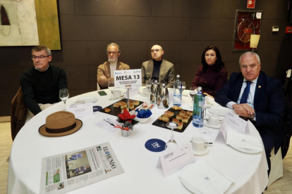 Alberto Bores (Secretario Ejecutivo del Consejo Evangélico de Castilla y León); Ciriaco Rodríguez Medina; Tomás Lozano Barbero; Sara Gil Aldea (Departamento Comercial de El Mundo – Diario de Castilla y León); Y Atiliano Ingelmo Martín (Gerente de Rubi 5). Club de Prensa El Mundo – Diario de Castilla y León ‘Innovando desde la tradición en las empresas familiares’. -PHOTOGENIC