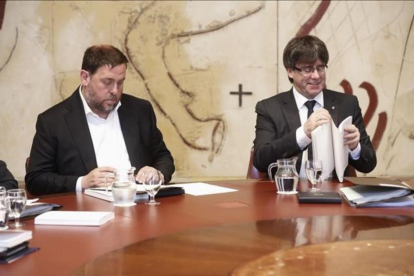 Carles Puigdemont y Oriol Junqueras junto al resto del Govern en la reunión del Consell Executiu, este martes.-JULIO CARBÓ