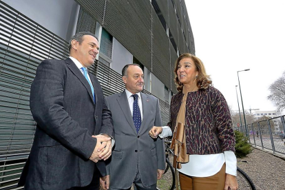 El director del IBGM, Jesús Balsinde; el rector, Daniel Miguel, y la secretaria de Estado, Carmen Vela.-ICAL