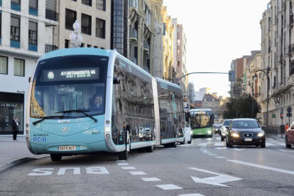 VALLADOLID 10/01/2023 PHOTOGENIC/E. GARCÍA Imágenes de las pruebas que se han realizado con los nuevos autobuses eléctricos de Auvasa de la marca Irizar que recorrerán la Línea 1 en Valladolid.