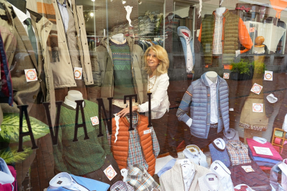 Isabel Mehrgut, dueña de la tienda de moda Avanti en la calle Teresa Gil de Valladolid. -J.M. LOSTAU
