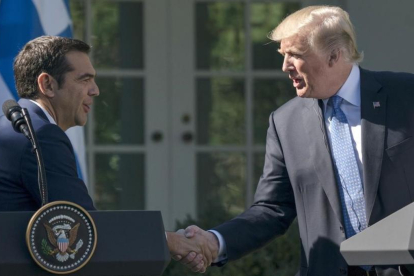 Trump (derecha) estrecha la mano al primer ministro griego, Alexis Tsipras, en los jardines de la Casa Blanca, el 17 de octubre.-AP / CAROLYN KASTER