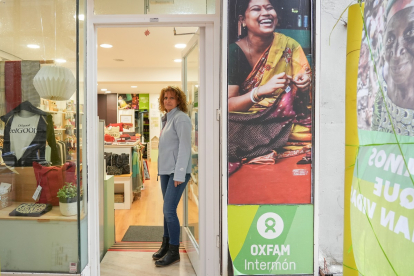 Ana, una de las trabajadoras de la tienda solidaria Intermon Oxfam en la calle Teresa Gil de Valladolid. -J.M. LOSTAU