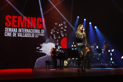 Jeanette actúa en la gala de clausura de la 67ª Semana Internacional de Cine de Valladolid. -J.M. LOSTAU