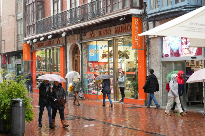 Comercio de Justo Muñoz en la calle Teresa Gil de Valladolid. -J.M. LOSTAU