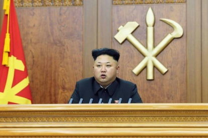 Kim Jong-un, durante su discurso de Año Nuevo, televisado por la cadena KCNA, este jueves.-Reuters