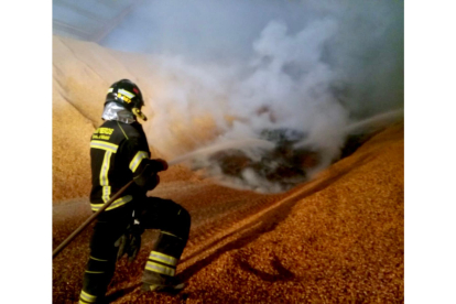 Extinción del incendio en una nave de Medina del Campo. -BOMBEROSDIPVALL