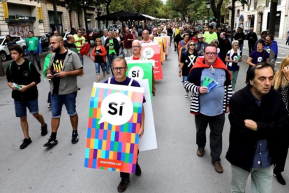 Carteles humanos con propaganda en favor del sí al referéndum en el centro de Barcelona-ROBERT RAMOS