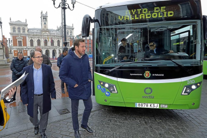 Vélez y Puente junto a uno de los nuevos autobuses híbridos eléctricos.-J.M. LOSTAU