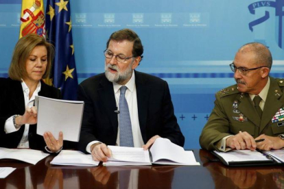 Cospedal, Rajoy y Alejandre, durante el mensaje lanzado a las tropas.-CESAR P SENDRA