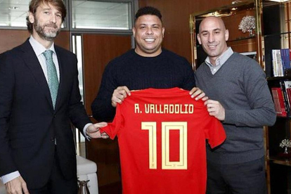Ronaldo Nazário y Carlos Suárez reciben la camiseta de la selección de manos de Rubiales.-RFEF