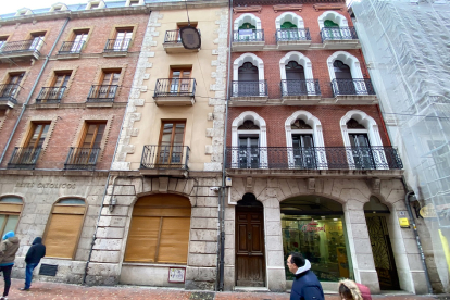Edificio en la calle Teresa Gil de Valladolid. -J.M. LOSTAU