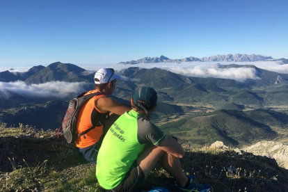 Dos montañeros contemplan las cumbres de Picos de Europa desde el Valjarto.-N.S.