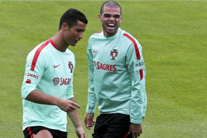 Ronaldo y Pepe, durante el entrenamiento del domingo en Marcoussis, a 40 kilómetros de París.-EFE / MIGUEL A LOPES