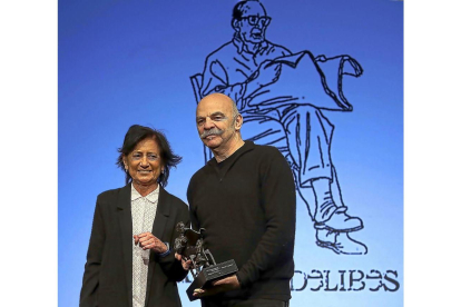 Elisa Delibes posa junto al ganador del XXI PremioNacional de Periodismo ‘Miguel Delibes’ Martín Caparrós.-ICAL