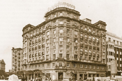 edificio de la plaza Zorrilla, de 1946, que dialoga con la academia de Caballería.-E.M.