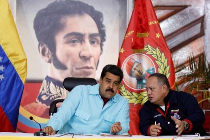 El presidente de Venezuela, Nicolas Maduro , con el expresidente de la Asamblea Nacional Diosdado Cabello. /-HANDOUT (REUTERS)