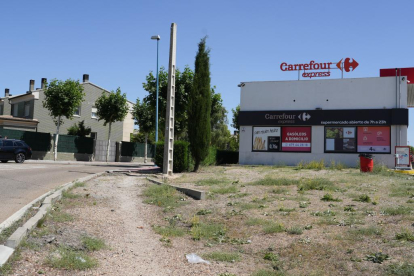 Gasolinera y Carrefour Express en la entrada al barrio en la carretera 
 VA-900. JM. LOSTAU