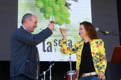 El concejal Felipe Estébanez y la pregonera Vanesa Muela brindan durante el pregón de las fiestas.-J.M. LOSTAU