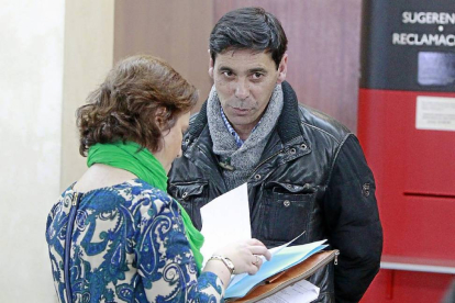 Lino Rodríguez en una imagen de archivo acompañado de su abogada.-ICAL