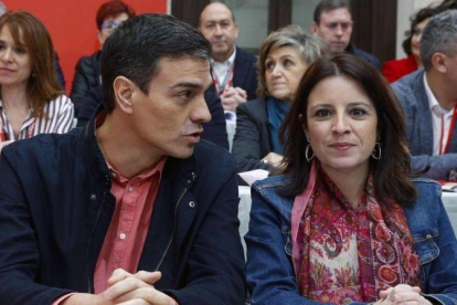 Pedro Sánchez, este sábado en Aranjuez junto a la vicesecretaria general del PSOE, Adriana Lastra.-EL PERIÓDICO (EFE / PACO CAMPOS)