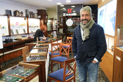 Germán Zurro, de la Joyería Zurro, el comercio más antiguo de la calle Teresa Gil de Valladolid con 88 años de historia. -J.M. LOSTAU