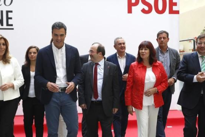 Sánchez, junto a varios de los líderes territoriales del PSOE, a finales de septiembre.-DAVID CASTRO