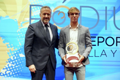Carlos Pollán con Marcos Caballero, premio mejor deportista promesa. / ICAL