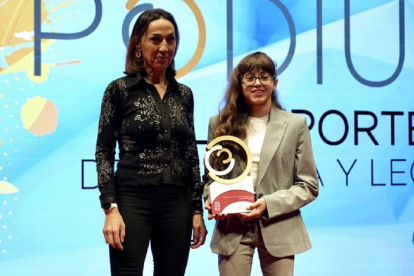 Dori Ruano con Nayara Pineda, premio deporte en edad escolar. / ICAL