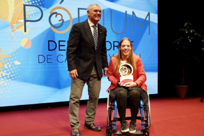 narciso Suárez junto a Marta Fernández Infante, premio Deporte y Discapacidad. / ICAL