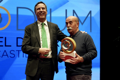 El director general de deportes de la Junta, Enrique Sánchez-Guijo, con Benjamín Álvarez Furones, premio mejor Entrenador. / ICAL